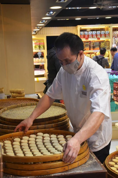 Produção de biscoitos de amêndoa em uma loja de rua — Fotografia de Stock