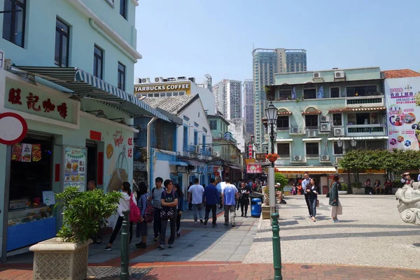 As pessoas caminham na rua de Macau — Fotografia de Stock