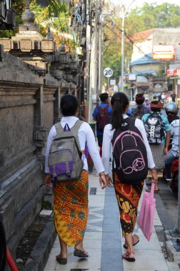 Bale okulu kıyafeti giyen genç mutlu öğrenciler okula gidiyor.