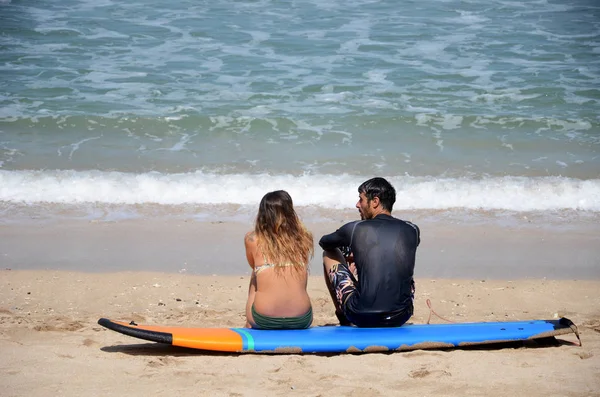 Mladý pár relaxovat, opalování, sedět na bílém písku, viz na moři — Stock fotografie