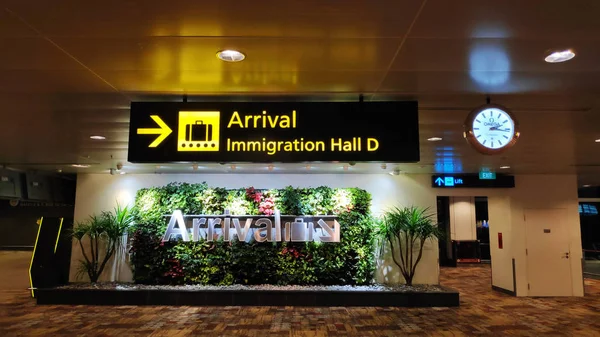 Señal de llegada dentro del aeropuerto de Changi, Singapur . — Foto de Stock