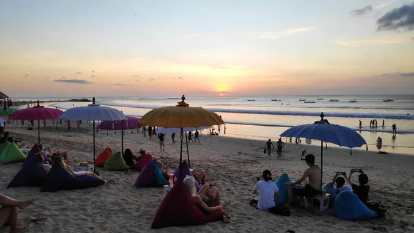 Oamenii se bucură de apusul dramatic pe plaja din Kuta, Bali — Fotografie, imagine de stoc