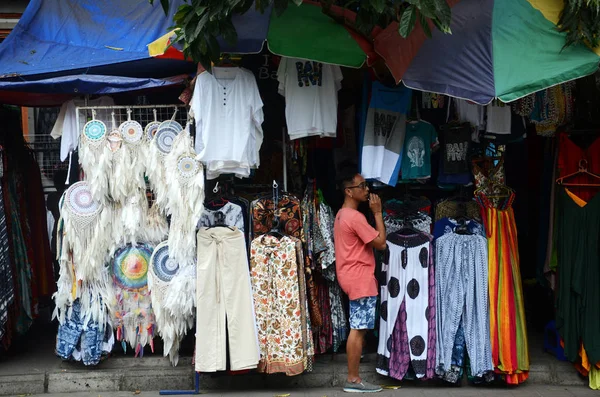 Camisas de lembrança estão à venda no mercado de lembranças em Pura T — Fotografia de Stock