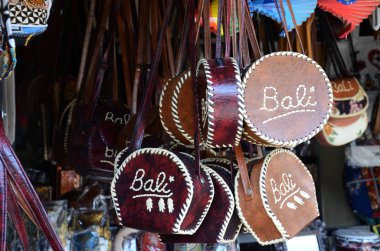 Balili el yapımı, örülmüş, yuvarlak omuz çantaları