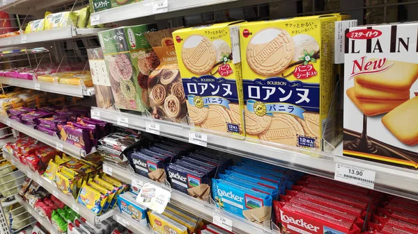 Ampla seleção de junk food na prateleira de exibição em um conveniente sto — Fotografia de Stock