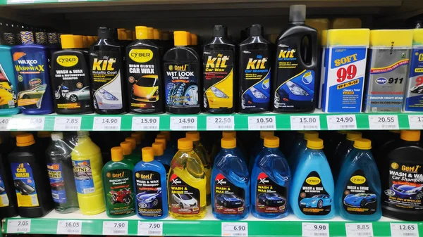 Vários detergente de lavagem de carro em garrafas em prateleiras no supermercado — Fotografia de Stock