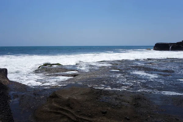 波と幻想的な岩の海岸 — ストック写真