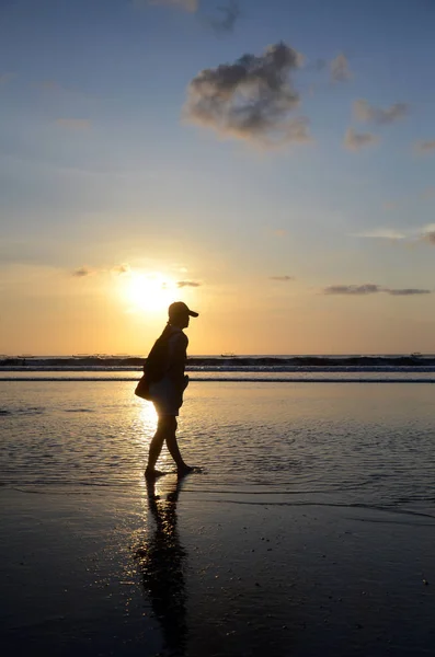 Atardecer dramático en la playa de Kuta en Bali — Foto de Stock