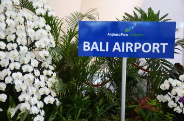 Denpasar Uluslararası Havalimanı içinde Bali havalimanı tabelası