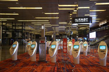 Singapur Changi Havaalanı 'nda kendi kendine kontrol gişeleri.