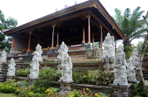 Vista de estátuas dentro do palácio real, Ubud, Bali, Indonésia — Fotografia de Stock