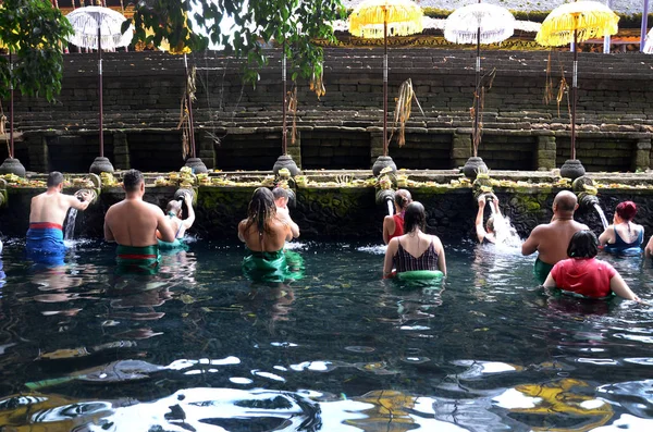 Bali Tirta Empul tapınağında suda tapanların dua,