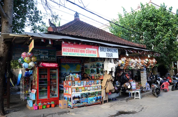 Vendedores de rua vendendo vários tipos de mercadorias e lembranças — Fotografia de Stock