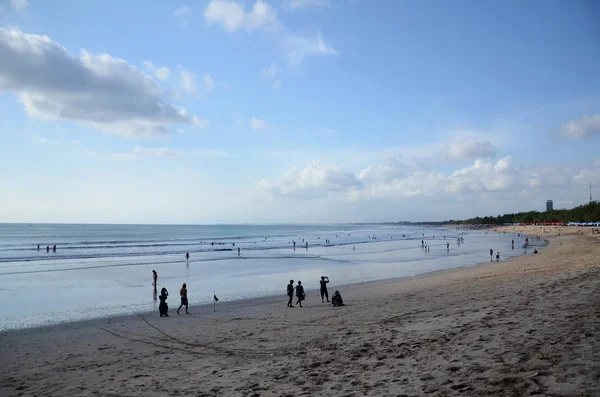 Praia de Kuta em Bali. É um destino de viagem popular — Fotografia de Stock