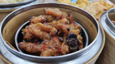 Haşlanmış tavuk ayakları dim sum