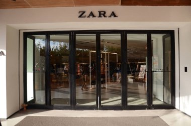 Bali alışveriş merkezindeki Zara giyim mağazası