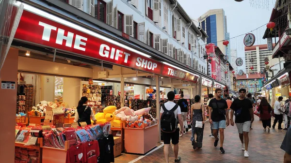 Bulliciosa calle del distrito de Chinatown en Singapur — Foto de Stock