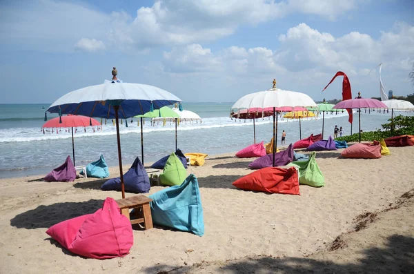 Fundo de praia vazio com tenda brilhante, cadeiras, ondas de surf e — Fotografia de Stock