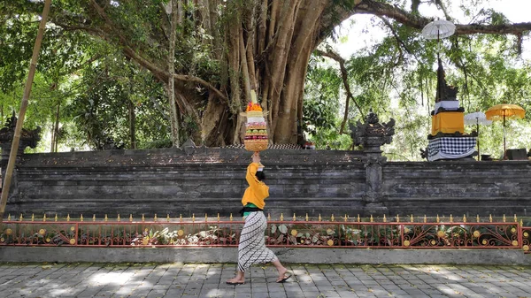 Miejscowa wizyta w świątyni Tirta Empul, Bali, Indonezja — Zdjęcie stockowe