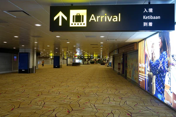 Segnale di arrivo all'interno dell'aeroporto Changi, Singapore . — Foto Stock