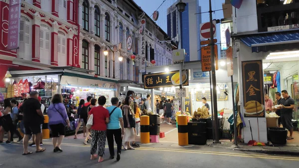 Bruisende straat van singapore-chinatown district — Stockfoto