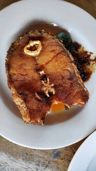 Filé de peixe frito em uma chapa — Fotografia de Stock