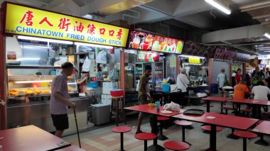 Singapur Hawker Merkezi'nde insanlar