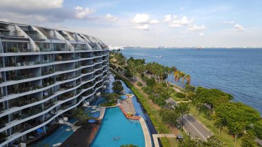 Singapur 'da modern ikametgahı olan Sentosa Koyu' ndaki apartman dairesi.