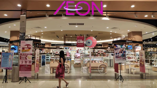 Entrada principal del centro comercial AEON en Johor Bahru Malasia. AEON es el —  Fotos de Stock