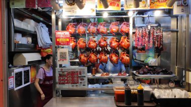 Soya soslu tavuk Singapur 'daki Hawker Center' da satıldı.
