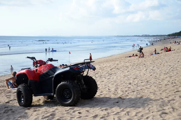 Motor salva-vidas ligado praia balinesa arenosa na Indonésia — Fotografia de Stock