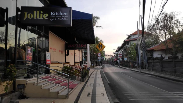 Straßenansicht der Kartika Plaza Road, berühmt für seine vielen Restaurants — Stockfoto