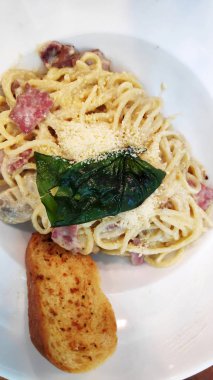 Pancetta, parmesan peyniri ve krem soslu Carbonara makarnası.