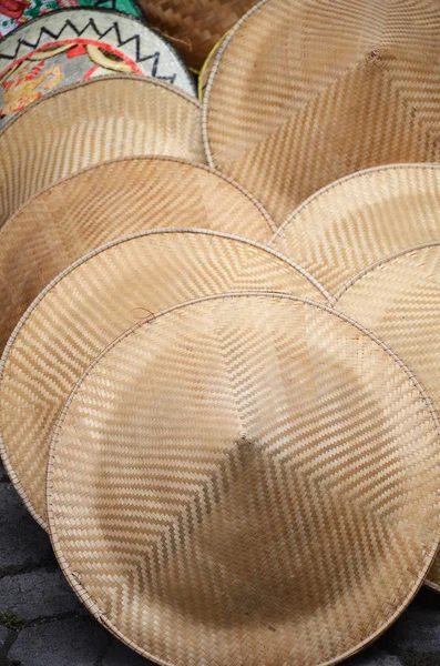 Geleneksel çiftçi şapkaları Bali pazarında satılıyor — Stok fotoğraf