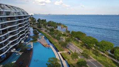 Singapur 'da modern ikametgahı olan Sentosa Koyu' ndaki apartman dairesi.