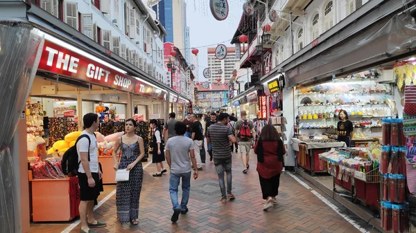 Bustling street of Chinatown district in Singapore — Stock Photo, Image