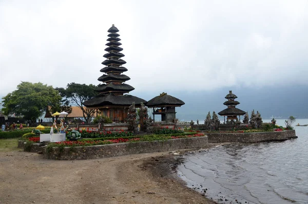 印度尼西亚巴厘Bratan湖Pura Ulun Danu寺庙建筑群 — 图库照片