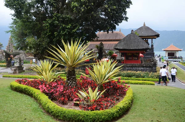 Endonezya, Bali 'deki Bratan Gölü' nün Pura Ulun Danu tapınağı kompleksi — Stok fotoğraf