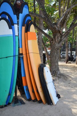 Kuta plajı Bali adasında sörf tahtası