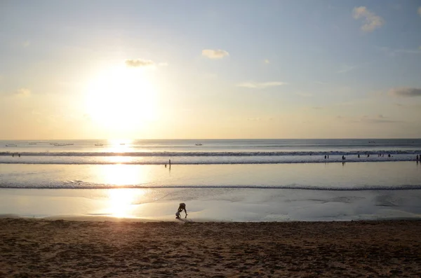 Dramatyczny zachód słońca na plaży Kuta na Bali — Zdjęcie stockowe