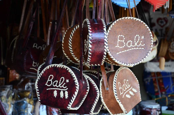 Balinese artesanal rattan tecido redondo sacos de ombro — Fotografia de Stock