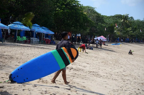 Men with surfboards at famous Kuta Beach in Bali — ストック写真