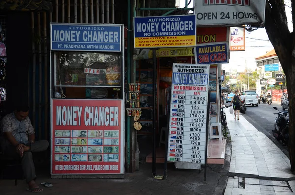 Tienda de cambio de dinero en Bali, Indonesia — Foto de Stock