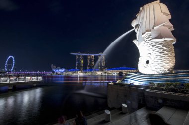 Merlion Park ve Singapur 'da Merlion heykeli fıskiyesi