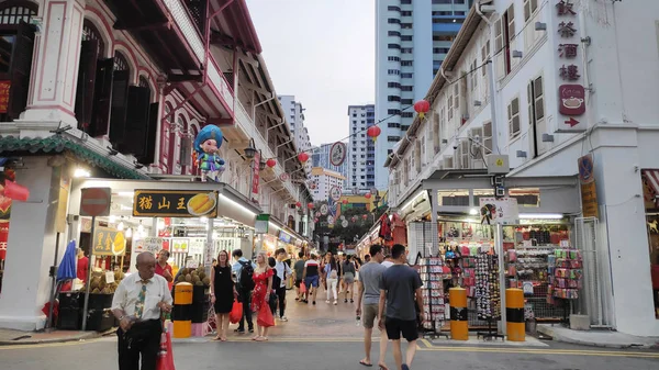 Bulliciosa calle del distrito de Chinatown en Singapur —  Fotos de Stock