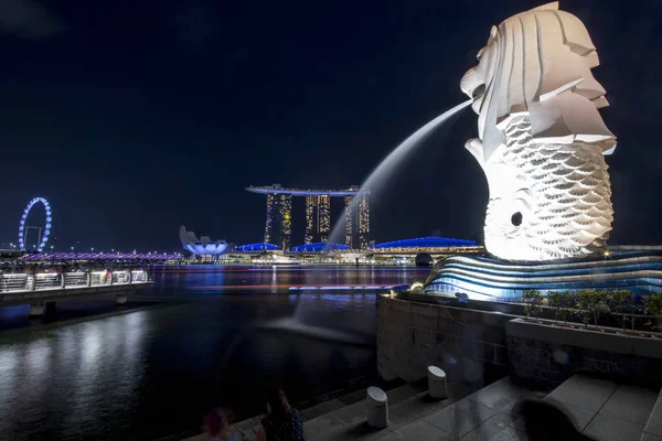 Merlion公园和新加坡城市skyli的Merlion雕像喷泉 — 图库照片