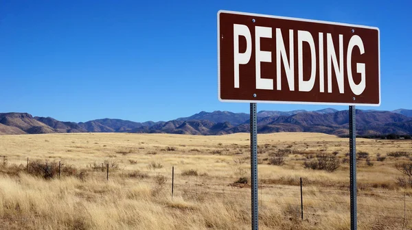 Señal de carretera marrón pendiente — Foto de Stock