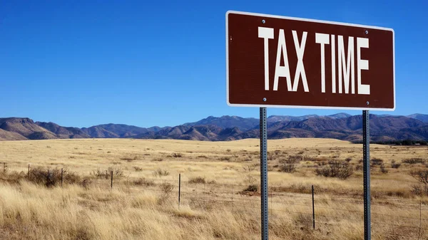 Belastingtijd op verkeersbord — Stockfoto