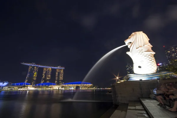 Merlion公园和新加坡城市skyli的Merlion雕像喷泉 — 图库照片