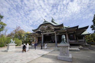  İnsanlar Osaka 'daki Hokoku Tapınağını ziyaret ediyor